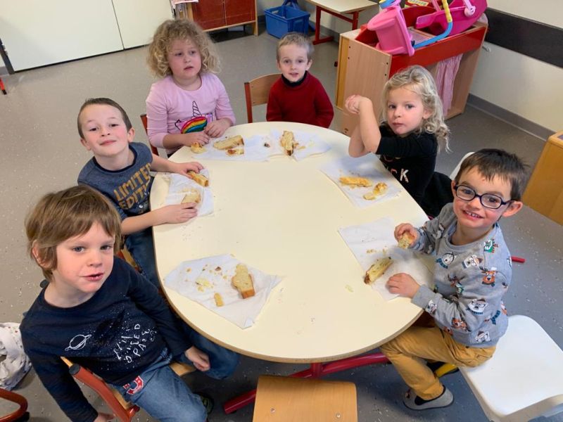 dégustation de la galette-école privée Notre-Dame (Bellevaux) La galette des rois... Un régal !