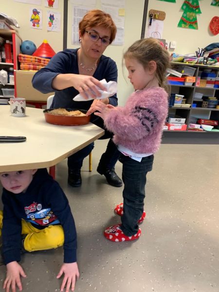 distribution de la galette – école privée Notre-Dame (Bellevaux) La galette des rois est distribuée aux élèves
