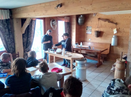 les 6e à la ferme du petit mont (1)