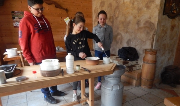 les 6e à la ferme du petit mont (3)