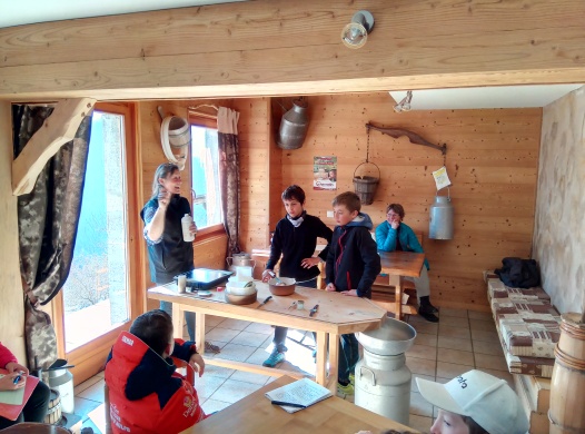 les 6e à la ferme du petit mont (7)