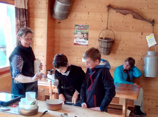 les 6e à la ferme du petit mont (8)