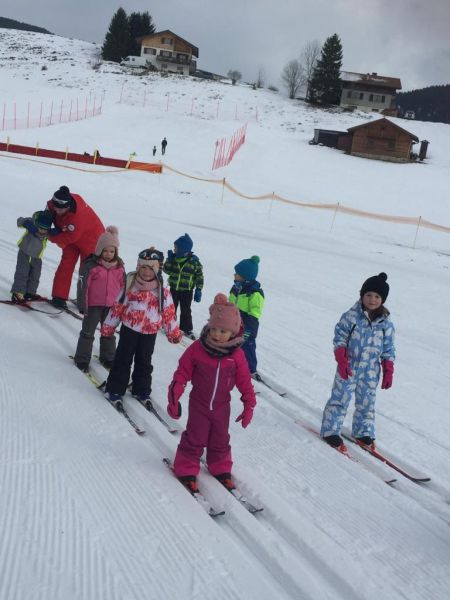 les maternelles de l’école Notre Dame de Bellevaux au ski – janv 2020