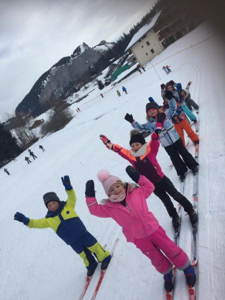 les maternelles de l’école Notre Dame de Bellevaux au ski – janv 2020