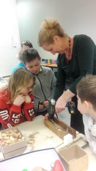 les petits jouets recycles – école privée Notre Dame – Bellevaux coller pour réaliser des jouets
