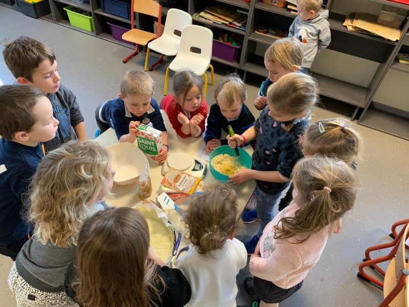 préparation de la galette – école privée Notre-Dame (Bellevaux) Les maternelle préparent la galette des rois