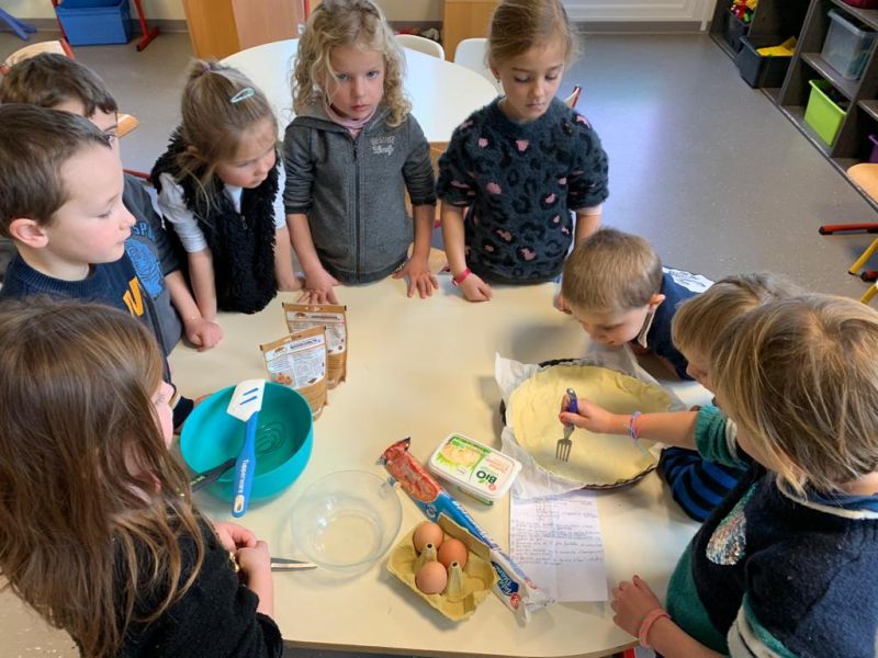 préparation de la galette – école privée Notre-Dame (Bellevaux) La galette des rois est en préparation - Notre Dame Bellevaux